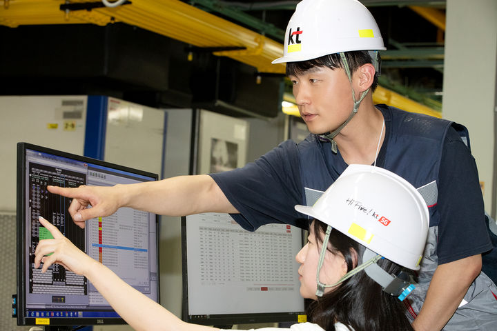 [서울=뉴시스] KT는 전국 통신 거점 270곳을 잇는 전송망을 초당 100기가비트(100Gbps)로 보낼 수 있는 네트워크 인프라로 개선했다고 24일 밝혔다. (사진=KT 제공) *재판매 및 DB 금지