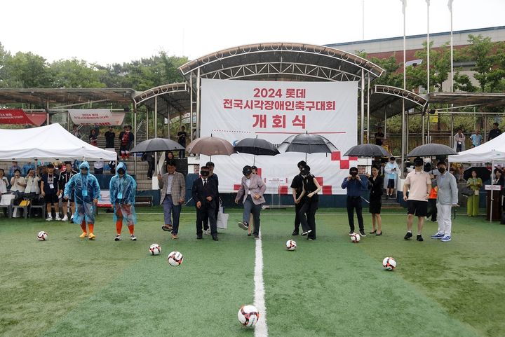 축구협회와 체육회 및 롯데재단 이사장과 홍보대사 김재원이 시축을 선보이고 있다. (사진=롯데장학재단 제공) *재판매 및 DB 금지