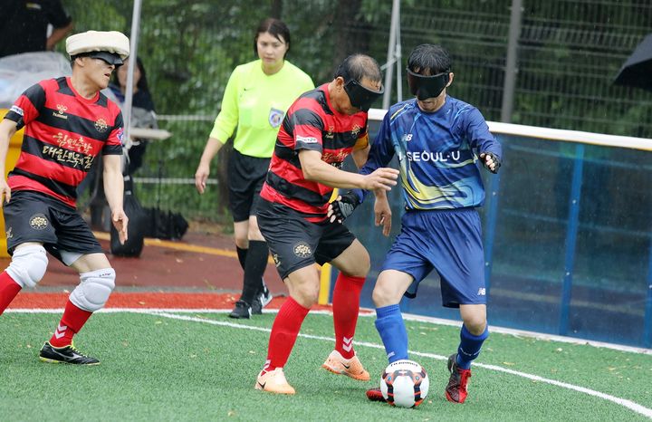 전맹부 FC CNB전맹축구클럽, 프라미스랜드 선수가 경기를 펼치고 있다. (사진=롯데장학재단 제공) *재판매 및 DB 금지