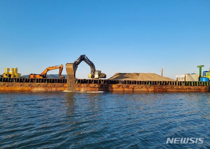 [서울=뉴시스] 근소만 청정어장 재생사업 저질환경개선 현장 모습. 