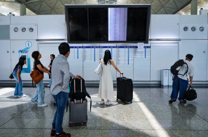 23일 홍콩국제공항에서 승객들이 먹통이 된 항공기 운항 정보를 안내하는 전광판을 보고 있다. (사진출처 SCMP 캡처) 2024.06.24. *재판매 및 DB 금지