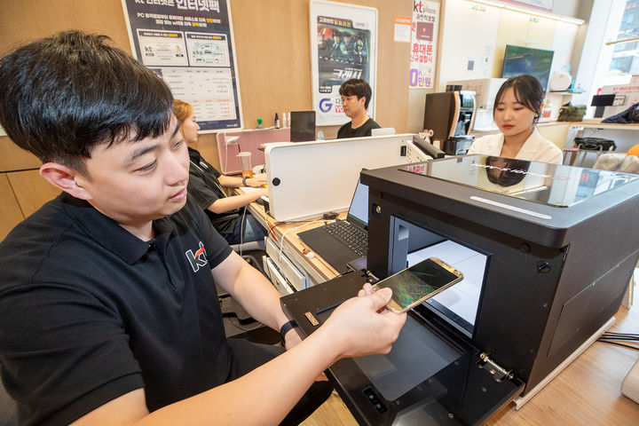 [서울=뉴시스] KT 직영 매장을 운영하는 KT M&S가 다음달 말 시행되는 정부의 중고폰 안심거래 인증제 획득을 추진한다. (사진=KT 제공) *재판매 및 DB 금지