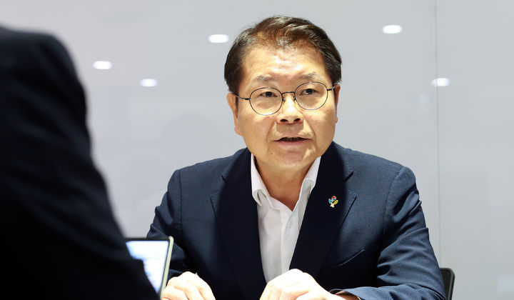 [세종=뉴시스] 이정식 고용노동부 장관이 24일 오전 정부세종청사에서 출입기자단과 차담회를 갖고 있다. 2024.06.24. (사진=고용노동부 제공) *재판매 및 DB 금지