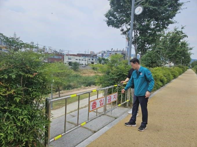 [대구=뉴시스] 대구시 서구는 장마를 대비해 풍수해 취약지역에 대한 현장점검을 실시했다. (사진=대구시 서구 제공) 2024.06.24. photo@newsis.com *재판매 및 DB 금지