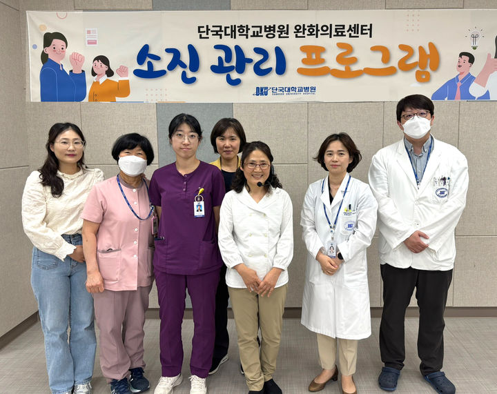 단국대병원암센터 호스피스 전문기관 필수인력 관계자들이 1차 소진관리 프로그램을 시행한 뒤 기념 사진을 촬영하고 있다. 사진=단국대병원 제공 *재판매 및 DB 금지