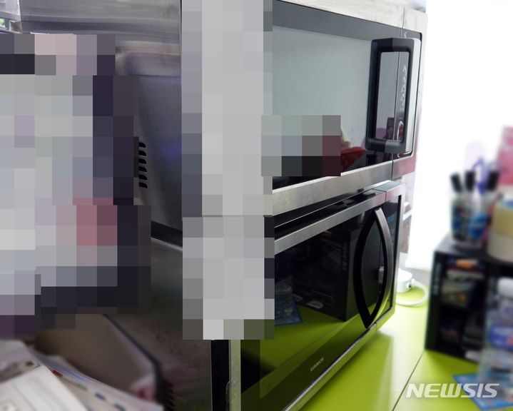 [제주=뉴시스] 오영재 기자 = 24일 오전 제주시 한 편의점 내 카운터에 전자레인지가 배치돼 있다. 중국인 관광객들이 전자레인지를 과다하게 사용하면서 사고 예방을 위한 조치다. 최근 국내 한 온라인 커뮤니티에 제주 편의점 쓰레기 투기 논란 글이 올라와 논란이 일고 있다. 2024.06.24. oyj4343@newsis.com&nbsp;&nbsp; 