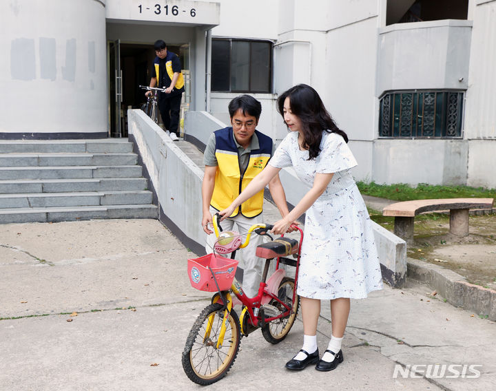 [서울=뉴시스]서울 노원구는 공공장소뿐 아니라 가정 내 방치된 자전거도 무료로 수거한다고 24일 밝혔다. (사진=노원구 제공). 2024.06.24. photo@newsis.com(사진=노원구 제공). 2024.06.24. photo@newsis.com 