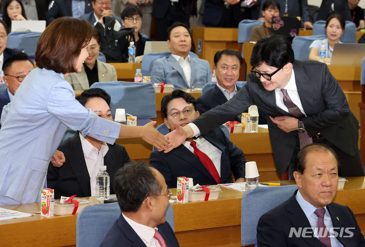 [서울=뉴시스] 조성우 기자 = 국민의힘 당 대표 경선 출마를 선언한 나경원(왼쪽) 의원과 한동훈(오른쪽) 전 비상대책위원장이 24일 오전 서울 여의도 국회 의원회관에서 열린 국민의힘 초선의원 공부모임에 참석해 인사를 나누고 있다. 2024.06.24. xconfind@newsis.com