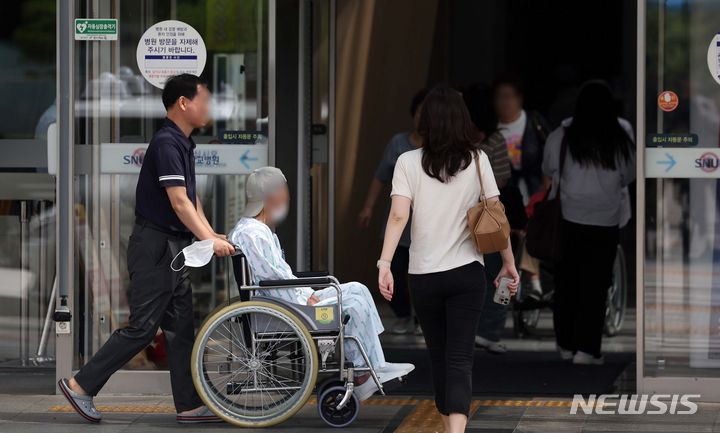 [서울=뉴시스] 김선웅 기자 = 지난 6월24일 서울 종로구 서울대병원에서 환자·보호자들이 오가고 있는 모습. 2024.06.24. mangusta@newsis.com