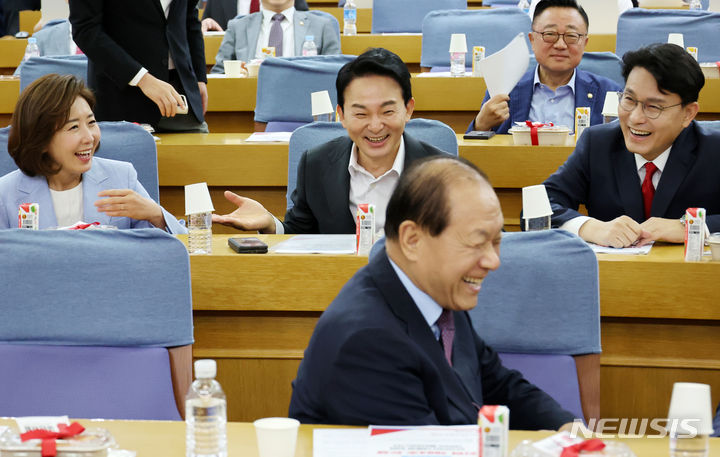 [서울=뉴시스] 조성우 기자 = 국민의힘 당 대표 경선 출마를 선언한 나경원(왼쪽부터) 의원, 원희룡 전 국토교통부 장관, 윤상현 의원이 24일 오전 서울 여의도 국회 의원회관에서 열린 국민의힘 초선의원 공부모임에서 황우여 비상대책위원장과 대화하고 있다. 2024.06.24. xconfind@newsis.com