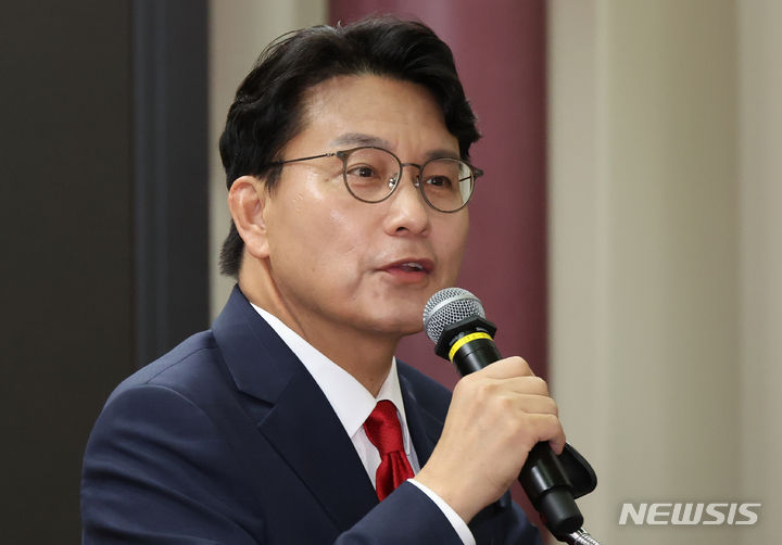 [서울=뉴시스] 조성우 기자 = 국민의힘 당 대표 경선 출마를 선언한 윤상현 의원이 24일 오전 서울 여의도 국회 의원회관에서 열린 국민의힘 초선의원 공부모임에서 인사말을 하고 있다. 2024.06.24. xconfind@newsis.com