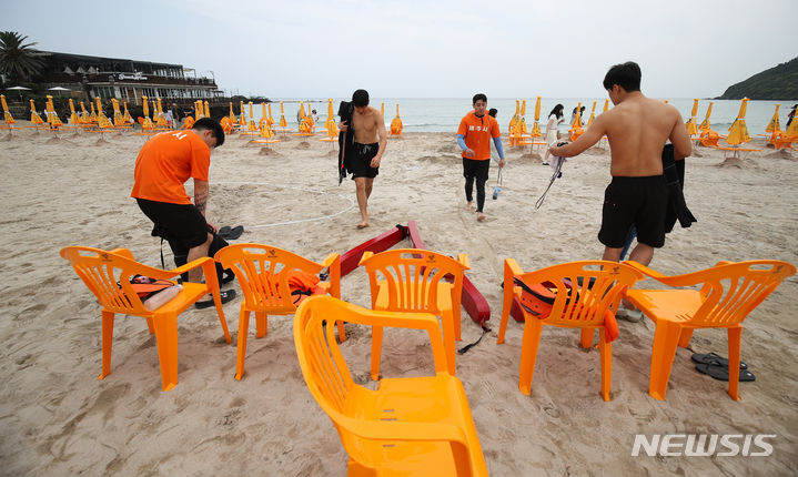 [제주=뉴시스] 우장호 기자 = 무더운 날씨를 보이는 24일 오전 제주시 조천읍 함덕해수욕장에서 수상안전요원이 바다로 향하고 있다. 제주도는 금능과 협재, 곽지, 함덕, 이호테우 등 5개 해수욕장이 이날 개장하고, 삼양과 김녕, 중문색달 등 나머지 7개 해수욕장은 7월1일 일제히 문을 연다. 2024.06.24. woo1223@newsis.com