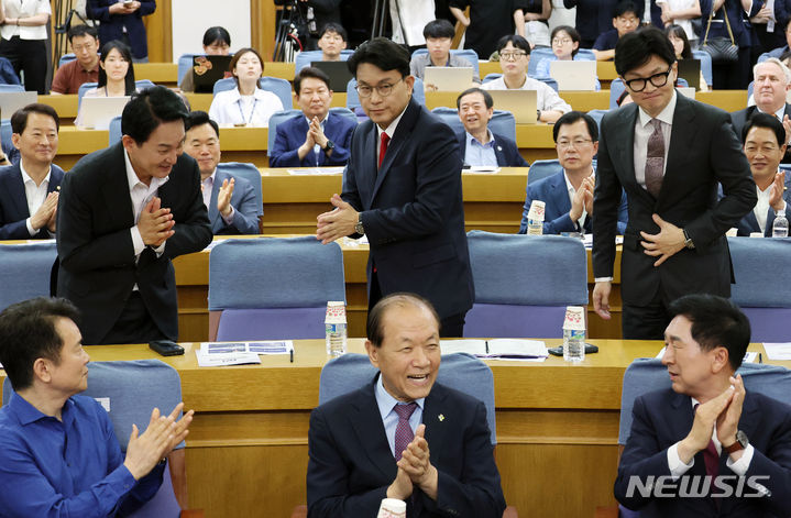 [서울=뉴시스] 조성우 기자 = 국민의힘 당 대표 경선 출마를 선언한 원희룡(윗줄 왼쪽부터) 전 국토교통부 장관, 윤상현 의원, 한동훈 전 비상대책위원장이 24일 오전 서울 여의도 국회 의원회관에서 열린 대한민국 미래혁신포럼 창립총회에서 참석자들에게 인사하고 있다. 아랫줄 왼쪽부터 남경필 전 경기도지사, 황우여 비대위원장, 김기현 의원. 2024.06.24. xconfind@newsis.com