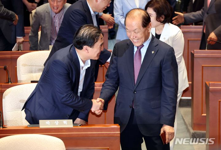 [서울=뉴시스] 조성봉 기자= 황우여 국민의힘 비상대책위원장이 24일 오전 서울 여의도 국회에서 열린 의원총회에서 김종양(왼쪽) 의원과 악수하고 있다. 2024.06.24. suncho21@newsis.com