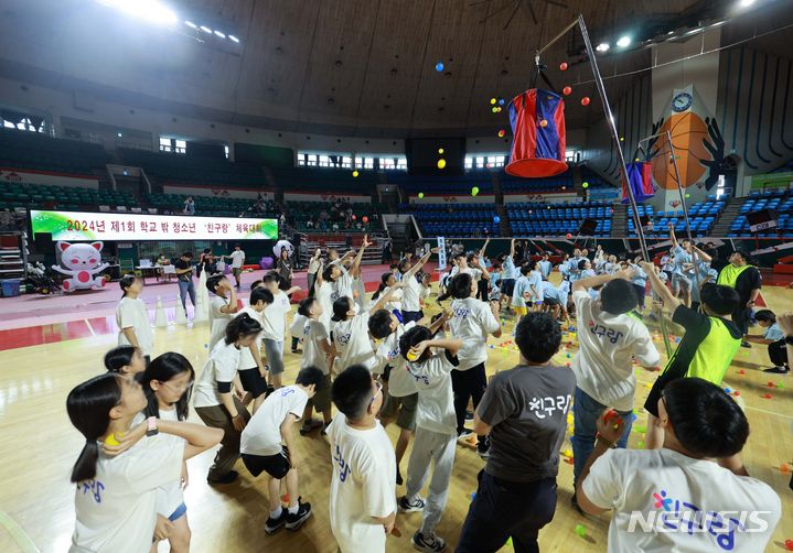 [서울=뉴시스] 고범준 기자 = 지난 6월24일 오전 서울 송파구 잠실 학생체육관에서 열린 '제1회 서울특별시교육청 학교 밖 청소년 체육대회'에서 청소년들이 바구니 농구를 하고 있다. 2024.06.24. bjko@newsis.com