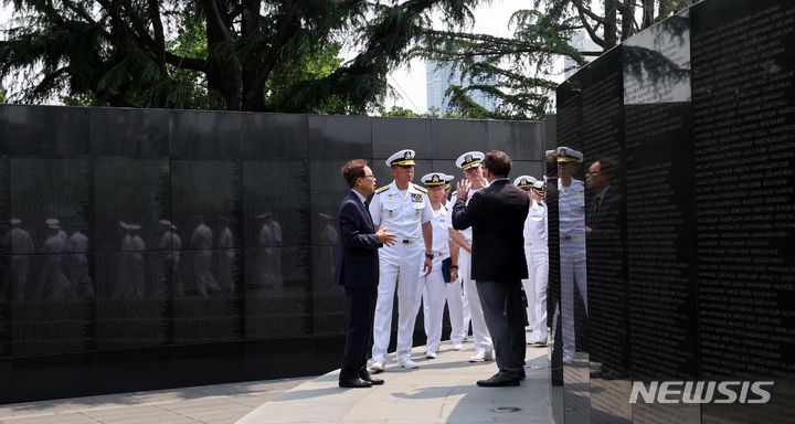 [부산=뉴시스] 하경민 기자 = 6·25전쟁 발발 74주년을 하루 앞둔 24일 부산 남구 유엔기념공원을 방문한 대한민국 해군 최성혁 해군작전사령관(중장)과 미국 해군 제9항모강습단장(준장)을 비롯한 한미 해군 장병들이 유엔군 전몰장병 추모명비를 둘러보고 있다. 2024.06.24. yulnetphoto@newsis.com