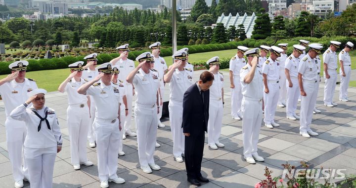 [부산=뉴시스] 하경민 기자 = 6·25전쟁 발발 74주년을 하루 앞둔 24일 부산 남구 유엔기념공원을 방문한 대한민국 해군 최성혁 해군작전사령관(중장)과 미국 해군 제9항모강습단장(준장)을 비롯한 한미 해군 장병들이 유엔군 전몰장병묘역을 참배하고 있다. 2024.06.24. yulnetphoto@newsis.com