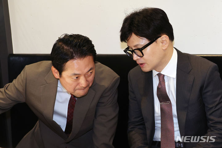 [서울=뉴시스] 조성우 기자 = 국민의힘 당 대표 경선 출마를 선언한 한동훈(오른쪽) 전 비상대책위원장이 24일 오후 서울 여의도의 한 식당에서 중앙당사 미화원, 경비원, 건물관리인들과 오찬을 기다리며 장동혁 의원과 대화하고 있다. 2024.06.24. xconfind@newsis.com