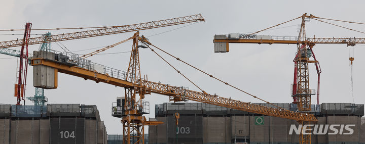 [서울=뉴시스] 김금보 기자 = 24일 서울 시내 한 아파트 공사 현장에 타워크레인이 설치돼있다. 2024.06.24. kgb@newsis.com