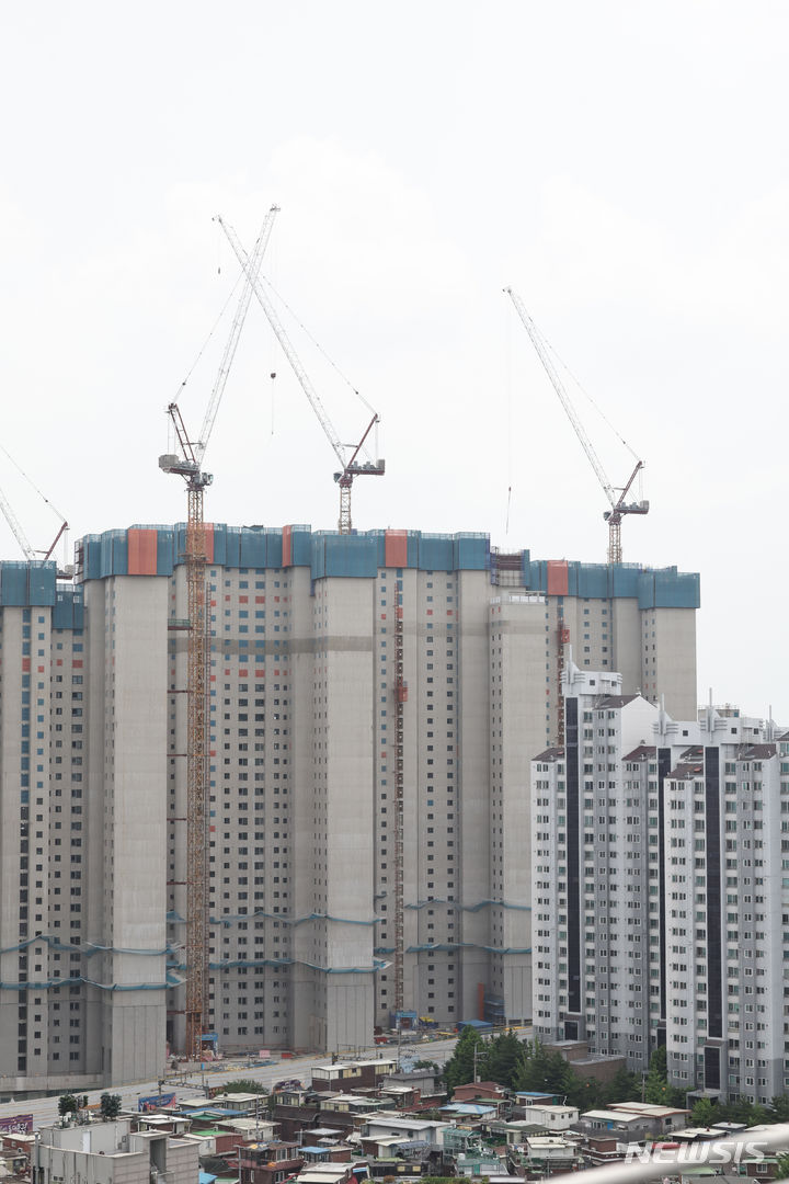 [서울=뉴시스] 김금보 기자 = 24일 서울 시내 한 아파트 공사 현장에 타워크레인이 설치돼있다. 2024.06.24. kgb@newsis.com