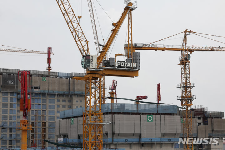 [서울=뉴시스] 김금보 기자 = 24일 서울 시내 한 아파트 공사 현장에 타워크레인이 설치돼있다. 2024.06.24. kgb@newsis.com