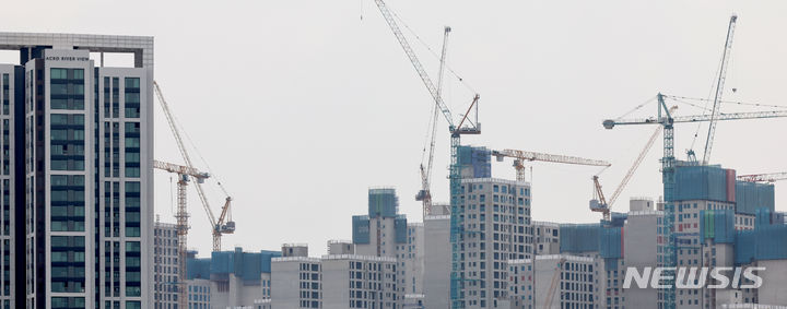 [서울=뉴시스] 김금보 기자 = 24일 서울 시내 한 아파트 공사 현장에 타워크레인이 설치돼있다. 2024.06.24. kgb@newsis.com