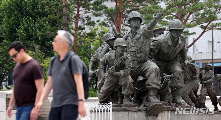 [서울=뉴시스] 김선웅 기자 = 6.25 전쟁 74주년을 하루 앞둔 24일 서울 용산구 전쟁기념관에서 외국인 관광객들이 참전용사 동상 앞을 지나고 있다. 2024.06.24. mangusta@newsis.com