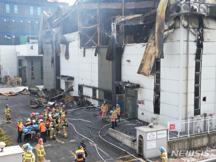 [화성=뉴시스] 김종택 기자 = 24일 오후 경기 화성시 서신면 소재 일차전지 제조 업체에서 불이 나 소방대원들이 실종자를 구급차로 이송하고 있다. (공동취재) 2024.06.24. photo@newsis.com