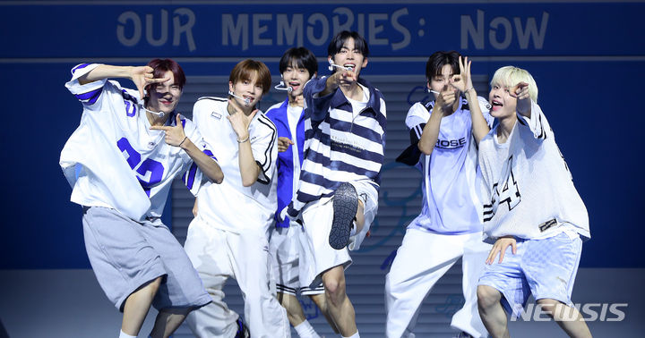 [서울=뉴시스] 김혜진 기자 = 그룹 투어스(TWS)가 24일 오후 서울 용산구 블루스퀘어에서 열린 두 번째 미니앨범 '서머 비트!(SUMMER BEAT!)' 발매 기념 쇼케이스에서 무대를 선보이고 있다.&nbsp;&nbsp; 타이틀곡 '내가 S면 넌 나의 N이 되어줘'는 투어스의 여름, 지금 이 순간을 가장 직관적으로 보여주는 노래다. 2024.06.24. jini@newsis.com