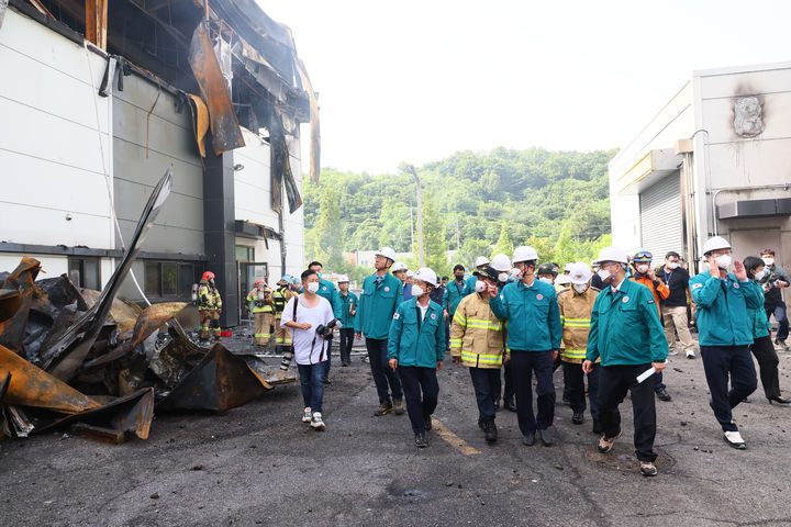 [서울=뉴시스] 김명원 기자 = 한덕수 국무총리가 24일 경기도 화성시 리튬전지 제조 공장 화재현장을 살펴보고 있다. (사진=총리실) 2024.06.24. photo@newsis.com *재판매 및 DB 금지