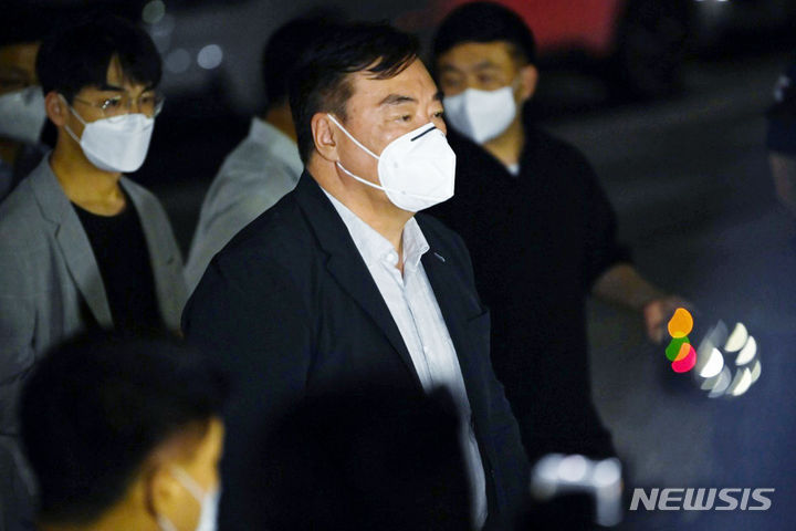 [화성=뉴시스] 김종택 기자 = 싱하이밍 주한중국대사가 24일 경기 화성시 서신면 소재 일차전지 제조 업체 공장 화재 현장을 방문하고 있다. 2024.06.24. jtk@newsis.com