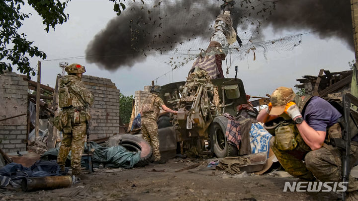 [도네츠크=AP/뉴시스]러시아군이 도네츠크주에서 진군하는 과정에서 로주바츠케를 확보했다고 주장했다. 사진은 러시아 국방부가 제공한 것으로 지난달 25일(현지시각) 러시아 군인이 우크라이나의 장소가 알려지지 않은 곳에서 152㎜ 자주포 'Msta-B'를 발사하는 모습. 2024.07.29.