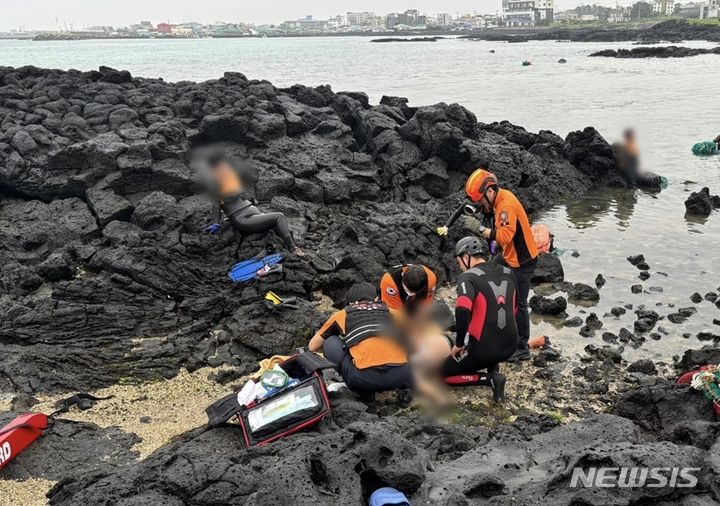 [제주=뉴시스] 25일 제주시 한림읍 한 포구에서 50대 해녀가 물에 빠져 출동한 소방당국이 구조에 나서고 있다. (사진=제주소방안전본부 제공) 2024.06.25. photo@newsis.com