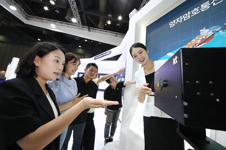 [서울=뉴시스] KT가 국내 양자 분야 최대 전시회 '퀀텀 코리아 2024'에 참여해 양자암호통신기술들을 선보인다고 25일 밝혔다. (사진=KT 제공) *재판매 및 DB 금지