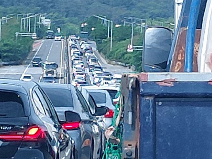 [광주=뉴시스] 25일 오전 8시 3분께 광주 남구 이장동 국도 1호선(전남 나주 방면) 건덕터널 앞 편도 2차선에서 접촉사고가 나 출근길 정체 현상이 빚어지고 있다. (사진 = 독자 제공) 2024.06.25 photo@newsis.com *재판매 및 DB 금지