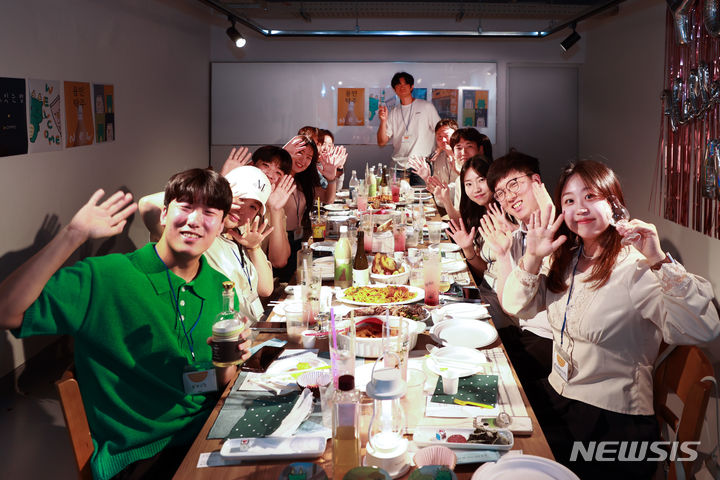 [용인=뉴시스] 청년 네트워킹 파티 참가자들이 즐거워하는 모습