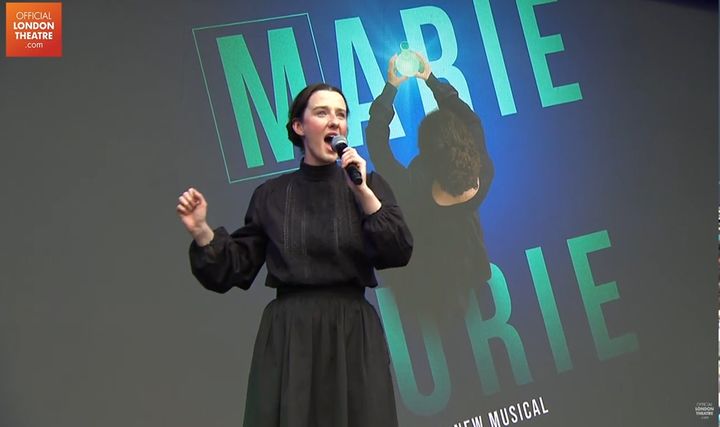 [서울=뉴시스] 뮤지컬 '마리 퀴리'의 베우 엘리사 데이비슨이 23일(현지시간) 영국 런던 트라팔가 광장에서 열린 유럽의 대표적인 뮤지컬 축제 웨스스 엔드 라이브에서 솔로곡 '또다른 이름'을 부르고 있다. (사진=런던 극장 협회 제공) 2023.06.25 photo@newsis.com *재판매 및 DB 금지