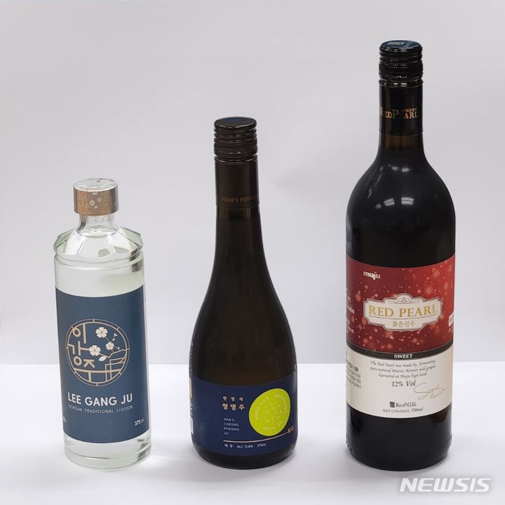 [전주=뉴시스] 전북특별자치도가 선정한 올해의 건배주. 이강주25(리큐르), 한영석 청명주(약주), 붉은진주 머루와인(과실주) 모습. 2024.06.25 *재판매 및 DB 금지