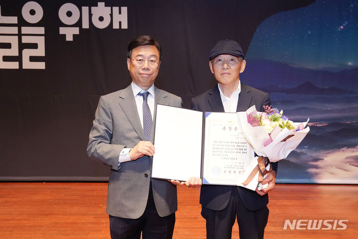 [성남=뉴시스] 신상진 성남시장(왼쪽)은 6·25전쟁 참전용사 고(故) 윤영 상병의 유족인 동생 윤철에게 무성화랑 무공훈장과 훈장증을 전수했다. (사진=성남시 제공) 