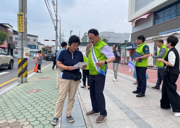 [창녕=뉴시스] 창녕군이 위기가구 사각지대 발굴 안내문과 홍보 물품을 나눠주며 캠페인을 하고 있는 모습. (사진=창녕군 제공) 2024.06.25. photo@newsis.com *재판매 및 DB 금지