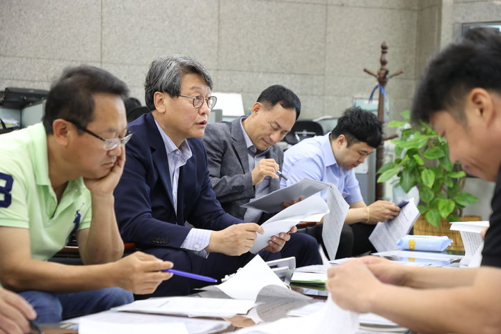 [대전=뉴시스] 조달청 권혁재 구매사업국장(왼쪽서 두번째)이 25일 나라장터 종합쇼핑몰 원산지 표시의무 대상에 추가된 물품에 대해 설명하고 있다.(사진=조달청 제공) *재판매 및 DB 금지