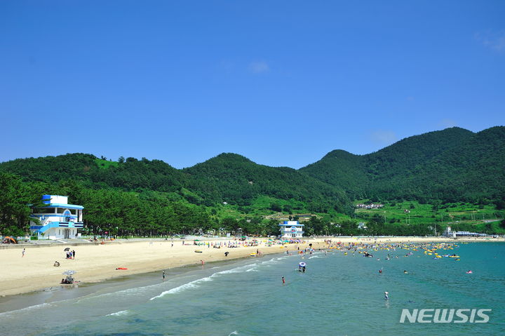 [창원=뉴시스]경남 남해 송정해수욕장 전경.(사진=경남도 제공) 2024.06.25. photo@newsis.com