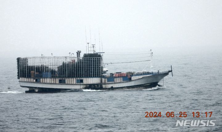 [제주=뉴시스] 25일 오후 제주 서귀포시 남해상에서 실종 신고가 접수된 지 10시간 만에 정상 항해 중인 것으로 확인된 목포 선적 어선 A(46t·통발·승선원 12명)호가 조업에 나서고 있다. (사진=제주지방해양경찰청 제공) 2024.06.25. photo@newsis.com 