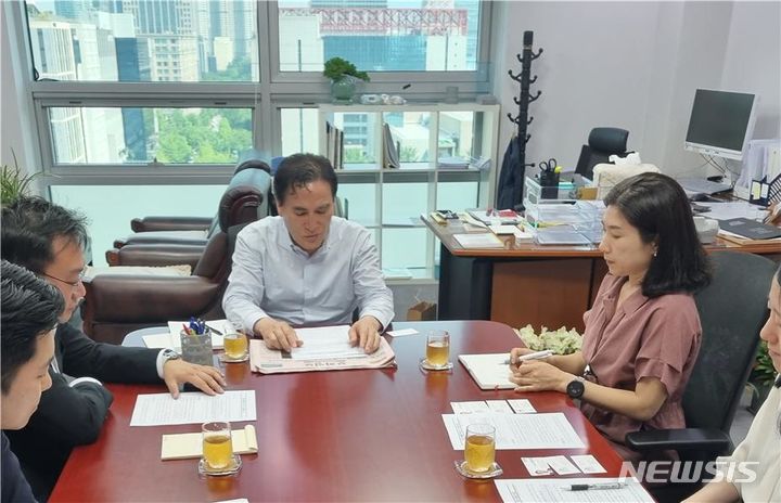 [창원=뉴시스]국민의힘 김종양(가운데, 창원시 의창구) 의원이 국회 의원회관에서 방위사업청, 창원시청 관계자들을 만나 방산부품연구원 설립의 당위성을 보고받고 있다.(사진=김종양 국회의원실 제공)2024.06.25. photo@newsis.com