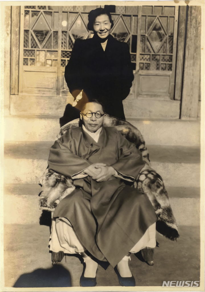 [서울=뉴시스] 백범 김구 선생과 안미생 지사. (사진=빙그레 제공)