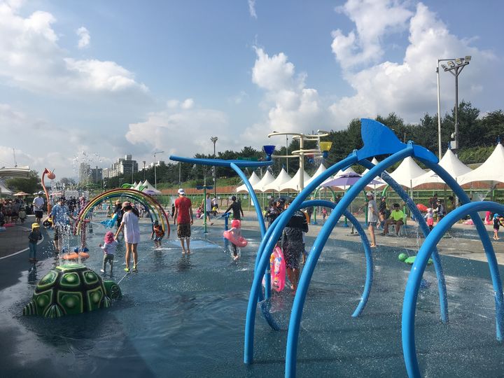 [서울=뉴시스] 우리 동네 물놀이장에서 무더위 날려버리자! 중랑구, 6550 규모 서울중랑워터파크 개장. 2024.06.25. (사진=중랑구 제공) *재판매 및 DB 금지