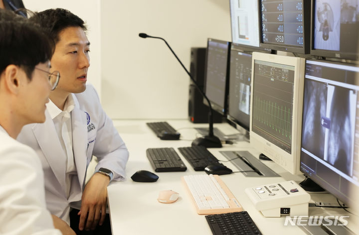[서울=뉴시스]김경환 연세암병원 방사선종양학과 교수가 호흡 동조치료를 위해 환자의 호흡 패턴을 확인하고 있다. (사진= 세브란스병원 제공) 2024.06.25. photo@newsis.com. 