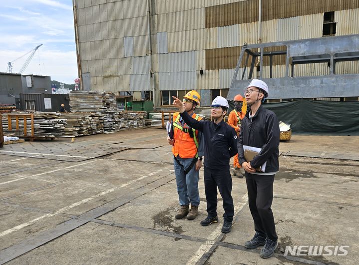 [창원=뉴시스]고용노동부 양영봉(가운데) 창원지청장이 25일 오후 창원특례시 진해구 선박기자재업체 ㈜오리엔탈마린텍을 방문해 폭염대응 현장 점검 활동을 하고 있다.(사진=고용노동부 창원지청 제공) 2024.06.25. photo@newsis.com