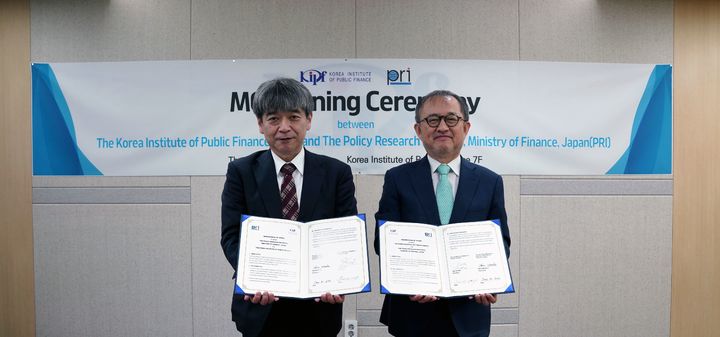 [세종=뉴시스] 사진은 한국조세재정연구원과 일본 재무성 산하 정책연구소(PRI) 협력의향서(MOI) 체결 모습. (사진=한국조세재정연구원) 2024.06.25 *재판매 및 DB 금지