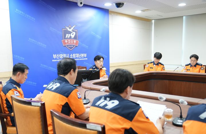 [부산=뉴시스] 부산소방재난본부(부산소방)는 화성 리튬 배터리 공장 화재 사건 관련, 이차전지 등 제조업체 화재예방대책 추진을 위한 긴급 소방관서장 영상 회의를 25일 열었다. (사진=부산소방재난본부 제공) 2024.06.25. photo@newsis.com *재판매 및 DB 금지